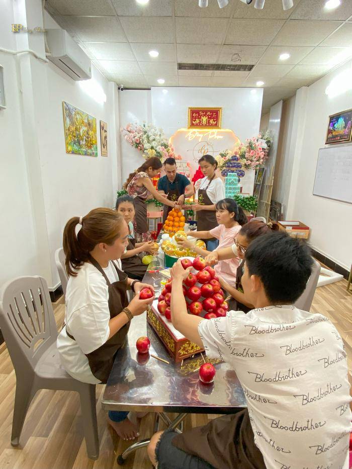 Học làm tráp trái cây trong mân quả cưới hiện đại