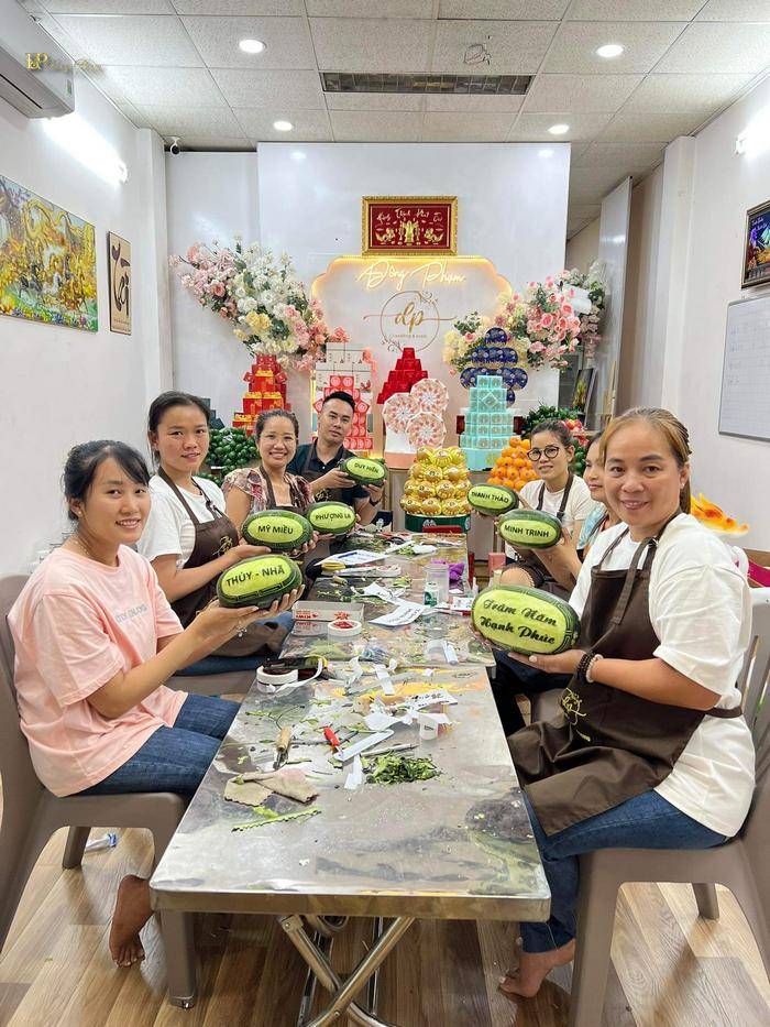 Khoá học khắc chữ trên hoa quả