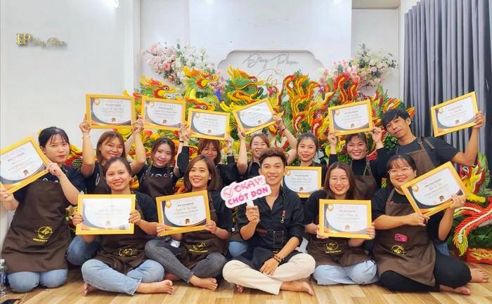 Học viên tốt nghiệp sau quá trình đào tạo tại Đông Phạm Wedding