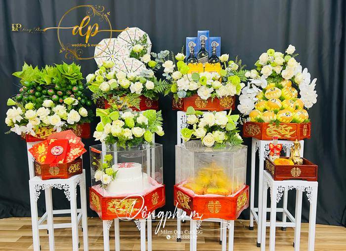 Mâm Quả Cưới Hiện Đại Với Màu Đỏ Rực Rỡ